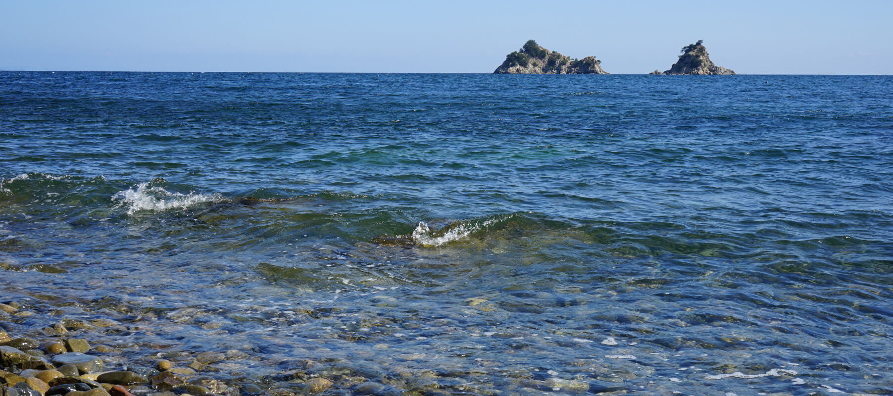 拳サイズの石の浜