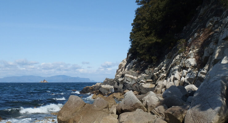 鹿浦越のランプロファイア岩脈