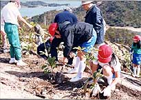 小学生と共に植樹