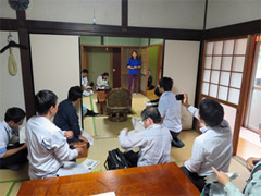 写真：農家民宿見学の様子1