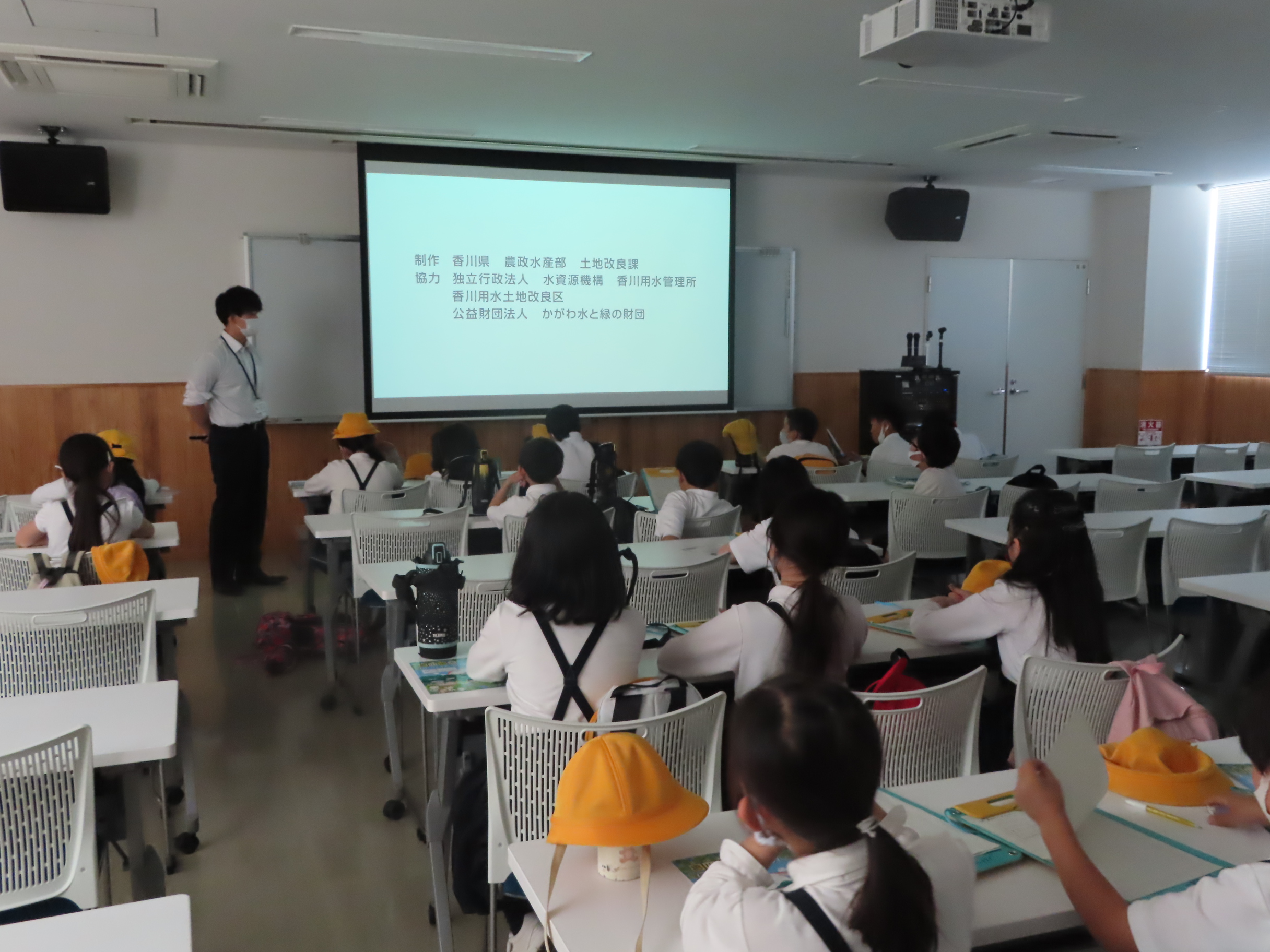 写真：高松第一小学校の児童がDVD視聴を行っている様子