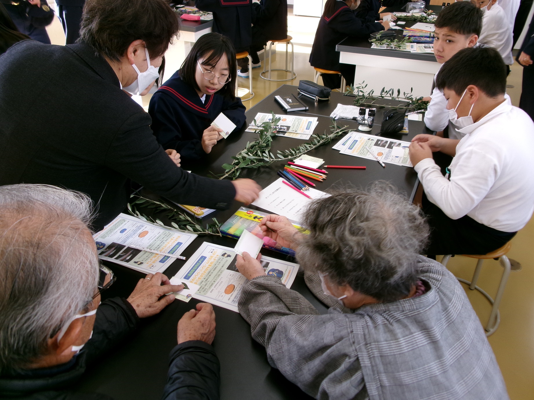 しおりを制作する様子