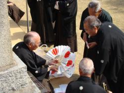 厄年の人たちが出した三度弓の的が吟味される