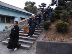 ももて祭りが終わり、甘酒の入ったオカメが神社から出る