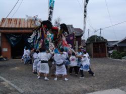 神社で奉納される西支部のチョウサ