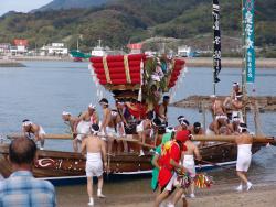 神浦地区の太鼓台を船から降ろす。