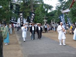 滝宮神社への奉納風景、法螺貝を先頭に入庭