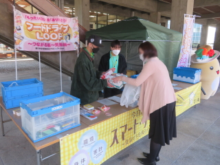 写真)県庁フードドライブで食品の提供を受けている様子