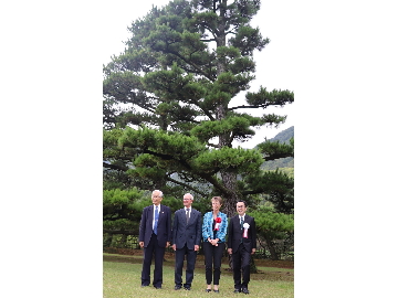 栗林公園での記念撮影（背景お手植え松）