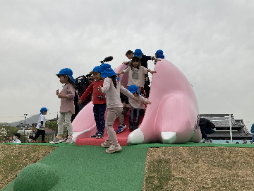 「ヤドン公園」で遊ぶ園児たち