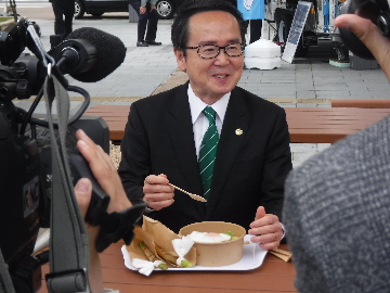 キーマカレーを試食する池田知事