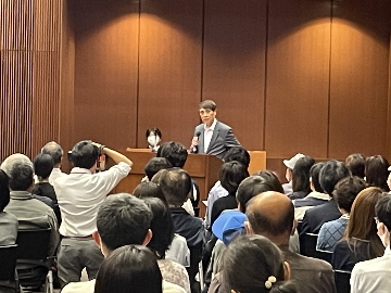 安藤忠雄氏が講演する様子