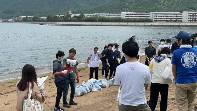 海岸清掃の様子