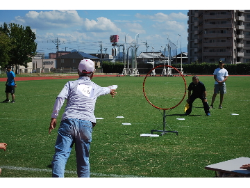 フライングディスクの競技中の様子