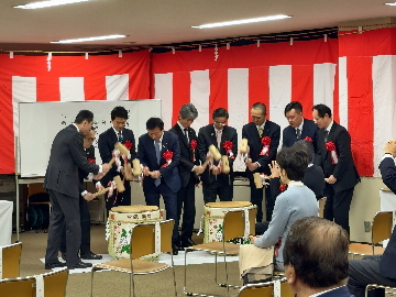 初市祈願祭における鏡開きの様子