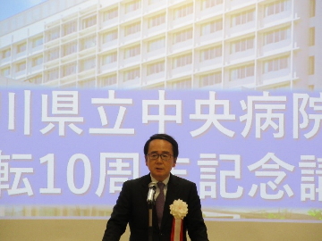 講演会にて挨拶する池田知事