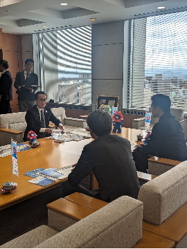 池田知事と吉村府知事が会話する様子