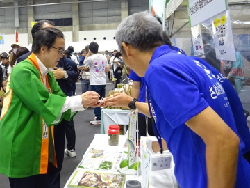 知事が試食をしている