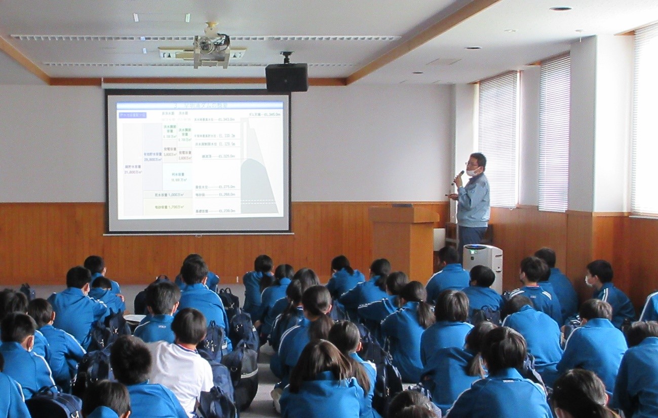 令和5年度の香川用水県外水源地学習事業で（独）水資源機構の職員の方から施設の役割などの説明を受けている様子