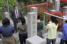 玉楮象谷の墓参